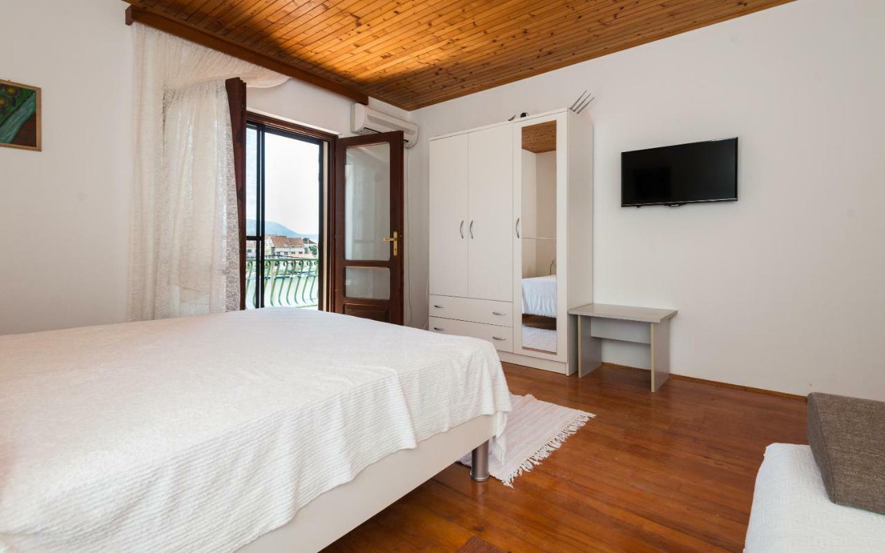 Apartments Azzurro บลัตเซ ภายนอก รูปภาพ