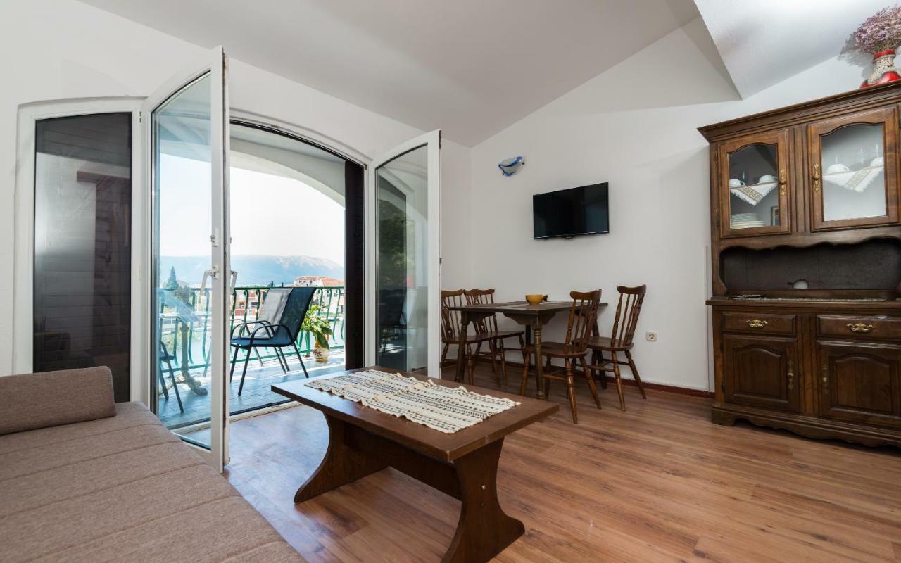 Apartments Azzurro บลัตเซ ภายนอก รูปภาพ